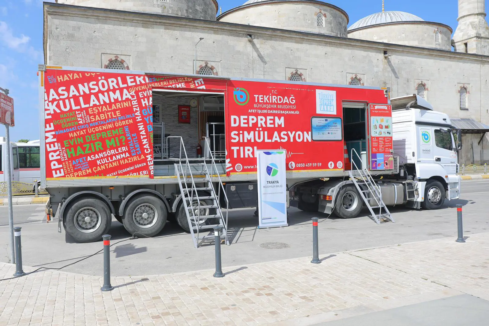 DEPREM SİMÜLASYON TIR’I SELİMİYE MEYDANI’NDA VATANDAŞLARLA BULUŞUYOR galeri görseli